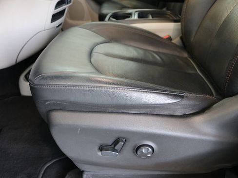 Used 2020 Chrysler Pacifica Touring-L image 15