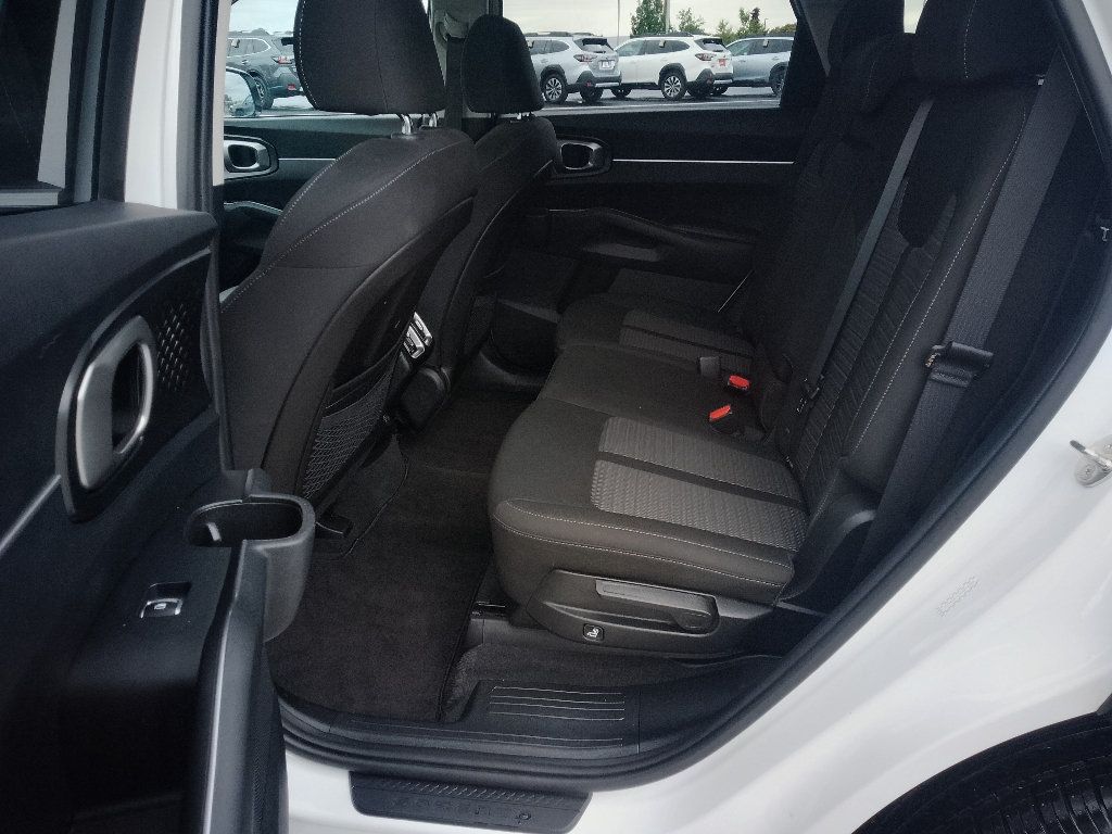 Used 2023 Kia Sorento LX AWD/4WD image 10