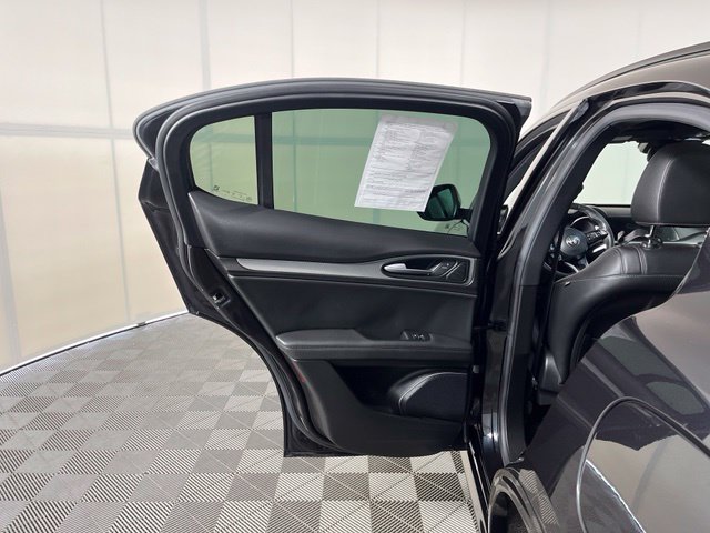 Used 2023 Alfa Romeo Stelvio Veloce AWD/4WD image 40