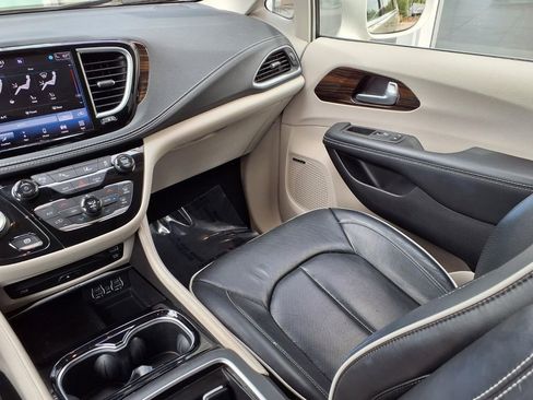 Used 2021 Chrysler Pacifica Limited w/ Uconnect Theater Family Group FWD image 22