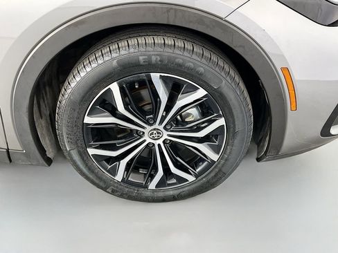 Used 2025 Toyota Crown XLE image 34