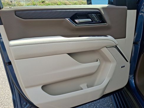Used 2025 GMC Yukon XL Denali w/ Sun & Power Step Package AWD/4WD image 13