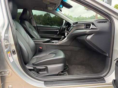 Used 2018 Toyota Camry SE FWD image 13