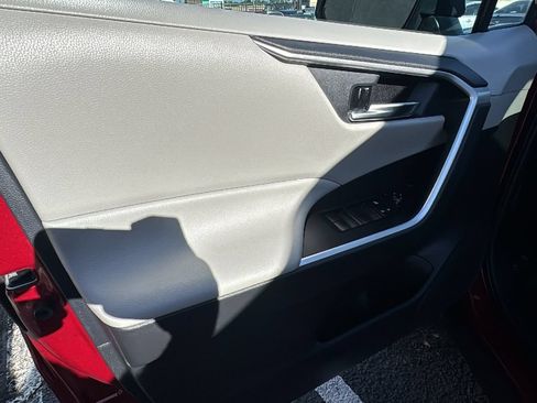 Used 2021 Toyota RAV4 XLE w/ Convenience Package AWD/4WD image 12