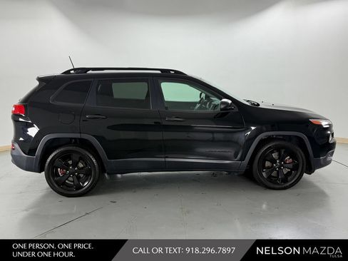 Used 2017 Jeep Cherokee Sport FWD image 5