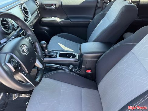 Certified 2022 Toyota Tacoma TRD Off-Road AWD/4WD image 21