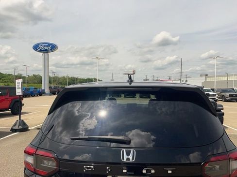 Used 2023 Honda Pilot LX image 6