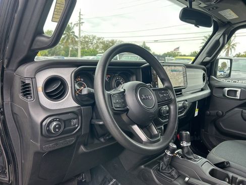 Used 2024 Jeep Gladiator Sport image 10