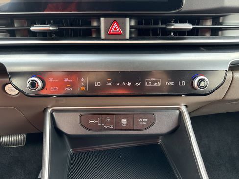 Used 2026 Kia Carnival FWD image 16