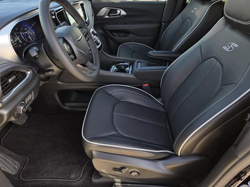 New 2026 Chrysler Pacifica Limited w/ S Appearance Package FWD image 17