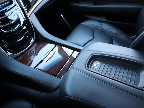 Used 2019 Cadillac Escalade Premium Luxury image 26