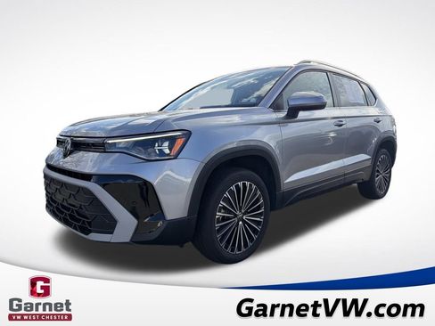 Certified 2025 Volkswagen Taos SE image 1