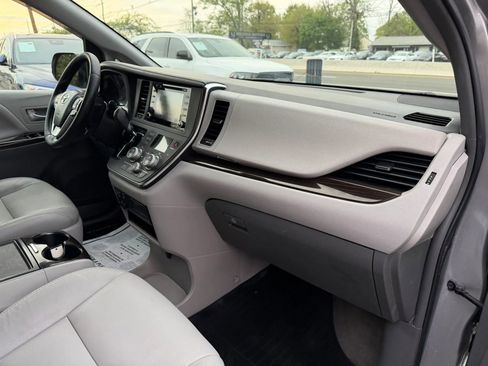 Used 2018 Toyota Sienna XLE w/ XLE Navigation Package AWD/4WD image 24