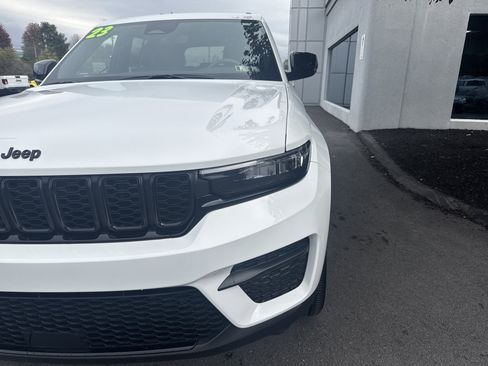 Used 2023 Jeep Grand Cherokee Altitude image 10