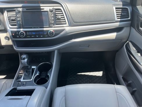 Used 2017 Toyota Highlander XLE w/ Carpet Mat Package AWD/4WD image 15