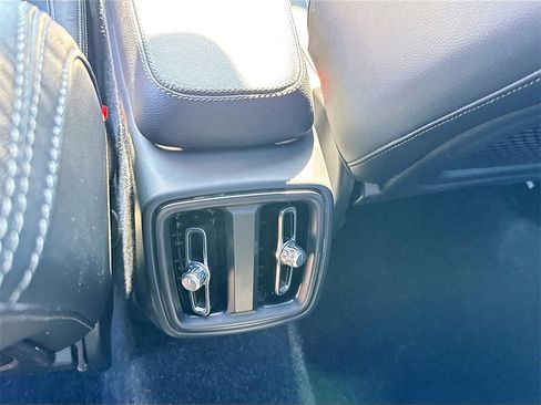 Used 2023 Volvo XC40 B4 Plus image 28