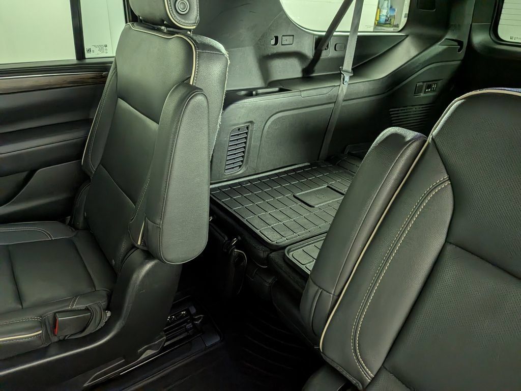 Used 2023 Chevrolet Suburban Premier AWD/4WD image 36