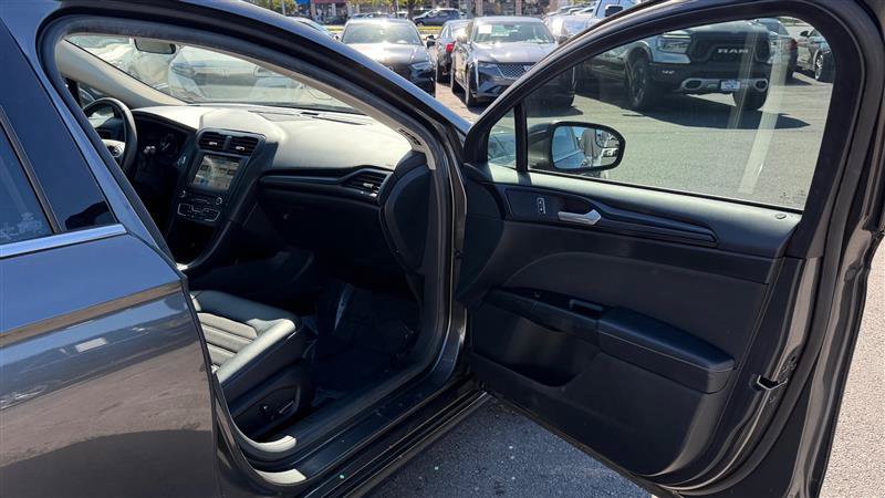 Used 2018 Ford Fusion SE w/ Equipment Group 201A FWD image 31