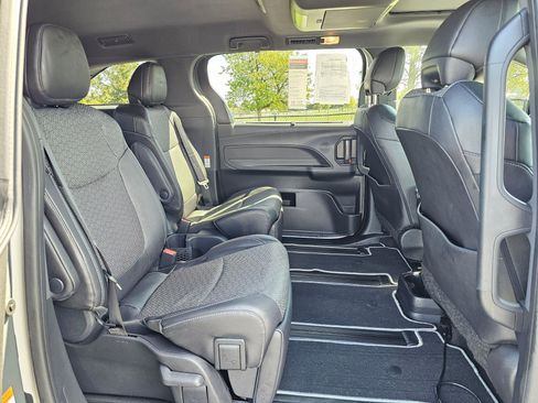 Used 2023 Toyota Sienna XSE AWD/4WD image 12