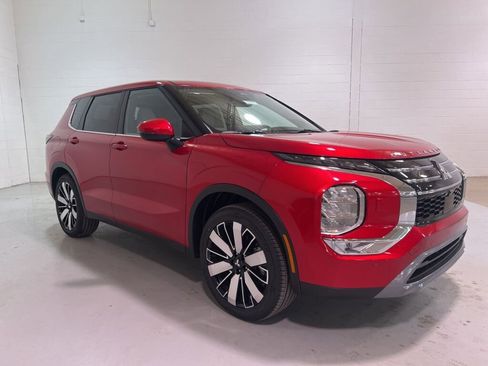 New 2025 Mitsubishi Outlander SE image 1