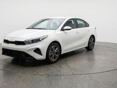 Used 2024 Kia Forte LXS FWD image 3