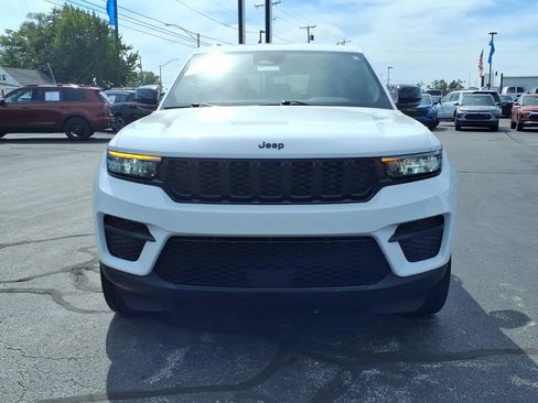 Used 2023 Jeep Grand Cherokee Altitude AWD/4WD image 2