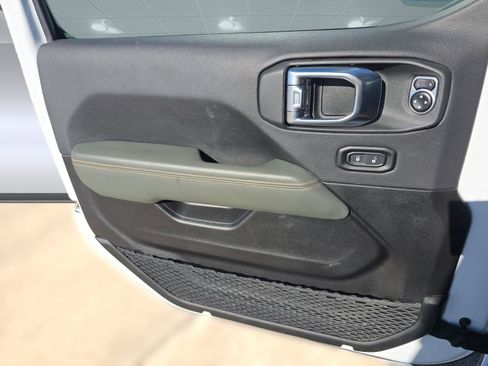 Used 2025 Jeep Gladiator Mojave image 11