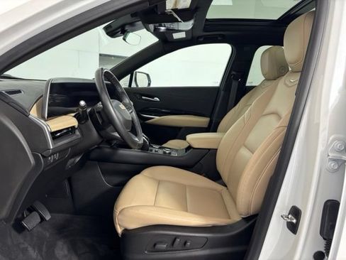 Used 2024 Cadillac XT4 Luxury w/ Cold Weather Package AWD/4WD image 11