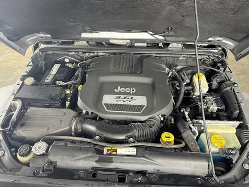 Used 2013 Jeep Wrangler Unlimited Sahara w/ Connectivity Group AWD/4WD image 33