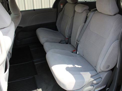 Used 2015 Toyota Sienna LE image 7