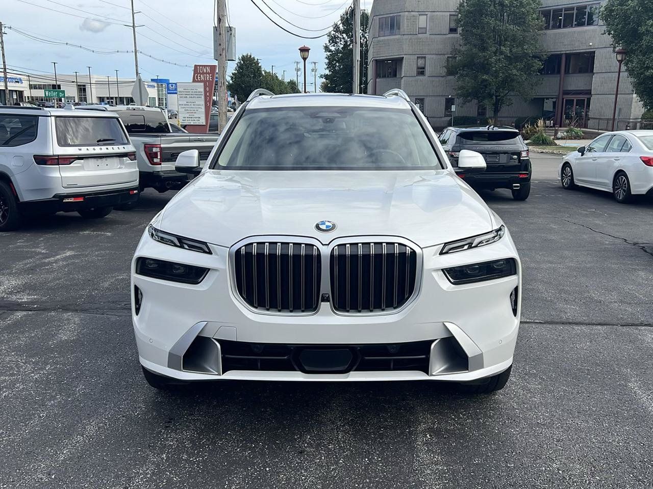 Used 2024 BMW X7 xDrive40i w/ Executive Package AWD/4WD image 2