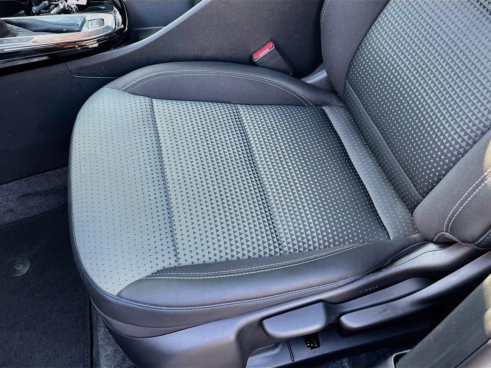 Used 2026 Chevrolet Trax LT w/ Sunroof Package FWD image 19