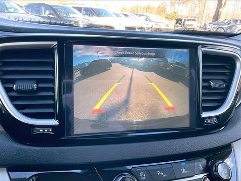 Used 2024 Chrysler Pacifica Touring-L image 19