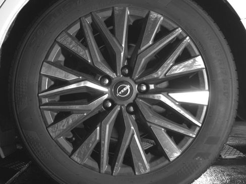 Used 2025 Nissan Altima 2.5 SV FWD image 14
