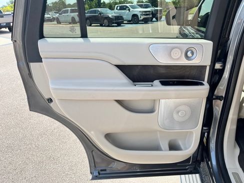 Used 2021 Lincoln Navigator Reserve w/ Luxury Package AWD/4WD image 12