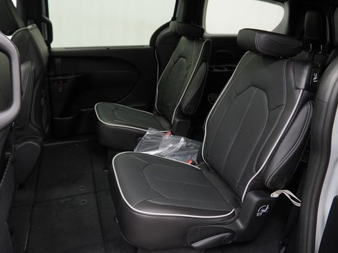 New 2026 Chrysler Pacifica Limited w/ S Appearance Package image 17