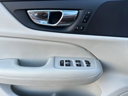 Used 2019 Volvo S60 T6 Momentum w/ Premium Package image 14