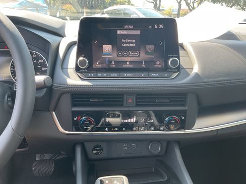Used 2025 Nissan Rogue SV FWD image 28