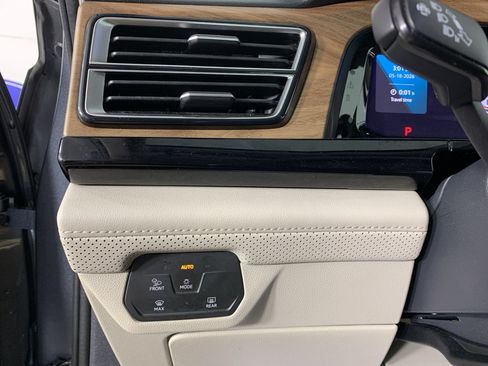 Used 2024 Volkswagen Atlas SE AWD/4WD image 17