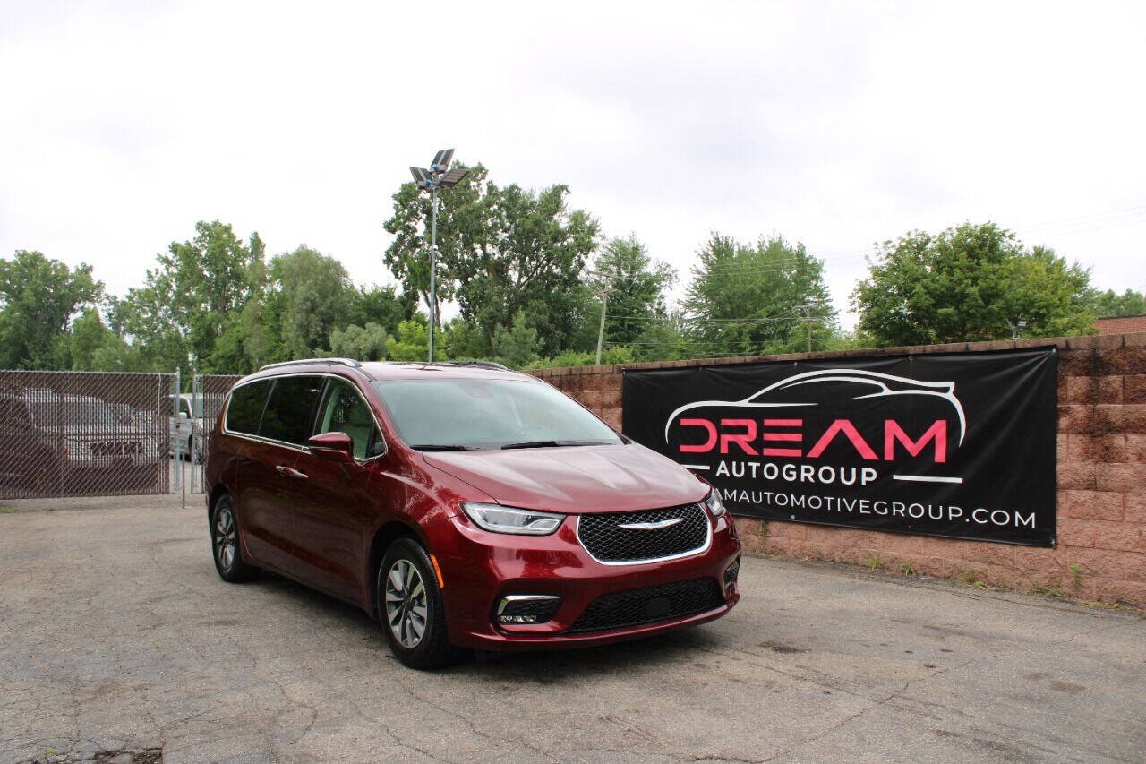 Used 2021 Chrysler Pacifica Touring-L FWD image 4
