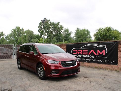 Used 2021 Chrysler Pacifica Touring-L FWD image 4