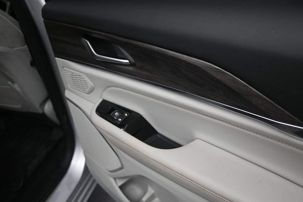 Used 2023 Jeep Grand Cherokee Overland RWD image 21