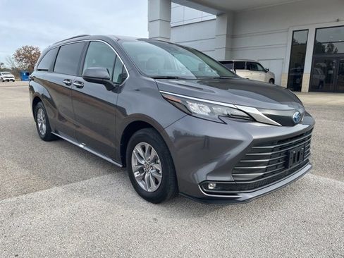 Used 2025 Toyota Sienna XLE image 7