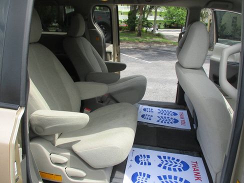 Used 2012 Toyota Sienna FWD image 22