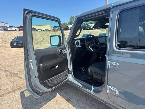 Used 2025 Jeep Wrangler Unlimited Sahara w/ Safety Group AWD/4WD image 13