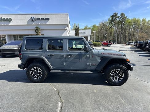 Used 2024 Jeep Wrangler Unlimited Rubicon w/ Technology Group image 10