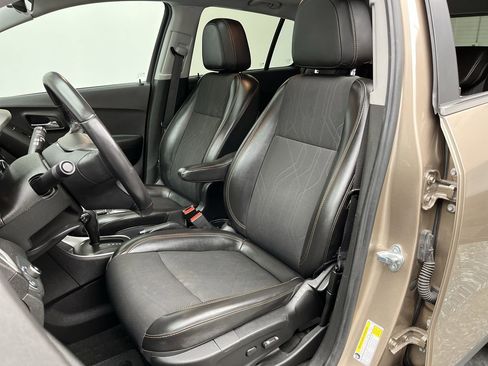 Used 2019 Chevrolet Trax LT w/ Sun & Sound Package AWD/4WD image 10
