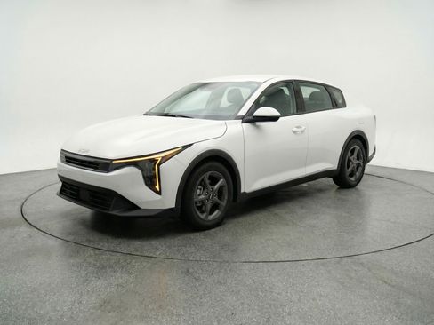 Used 2025 Kia K4 FWD image 3
