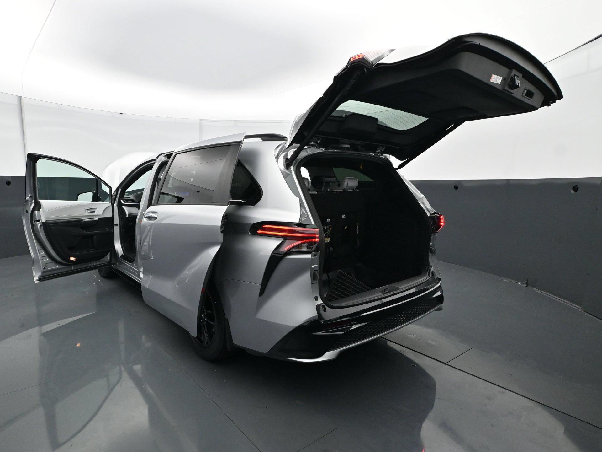 Used 2025 Toyota Sienna XSE AWD/4WD image 33