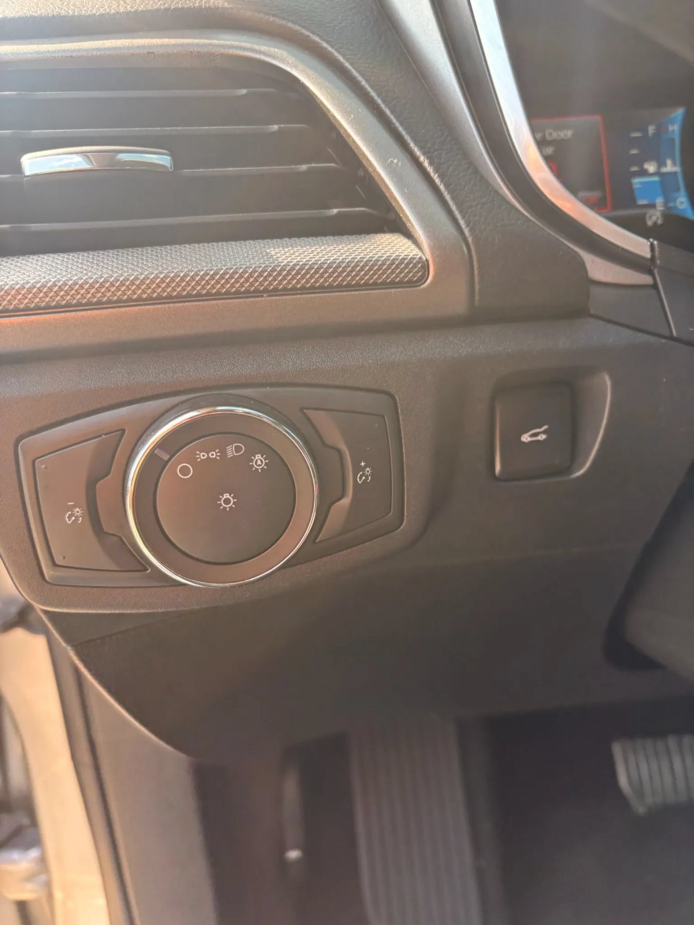Used 2020 Ford Fusion SE FWD image 12